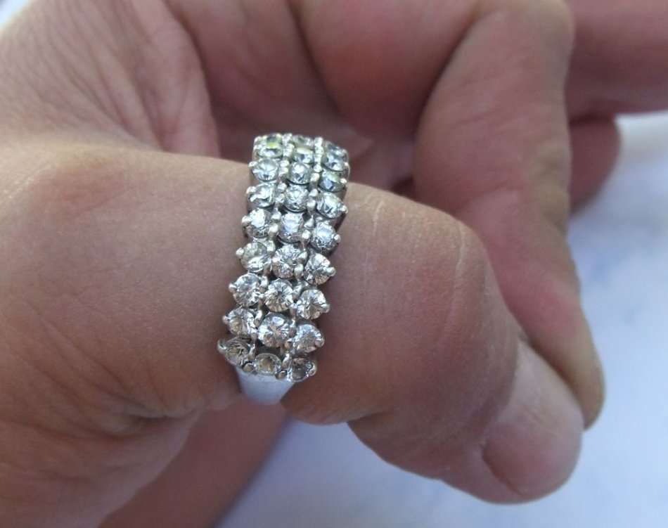 ABSOLUTE CLASS !! A BIGGER SIZED SOLID STERLING SILVER RING SET WITH STUNNING FACETED CZ STONES !!