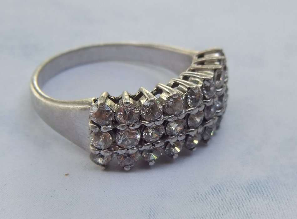 ABSOLUTE CLASS !! A BIGGER SIZED SOLID STERLING SILVER RING SET WITH STUNNING FACETED CZ STONES !!