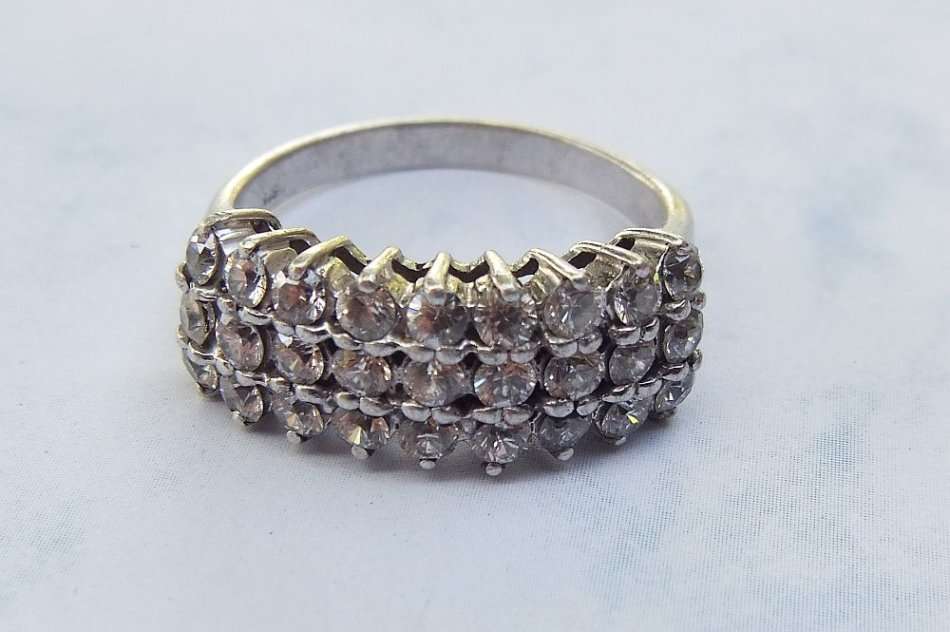 ABSOLUTE CLASS !! A BIGGER SIZED SOLID STERLING SILVER RING SET WITH STUNNING FACETED CZ STONES !!