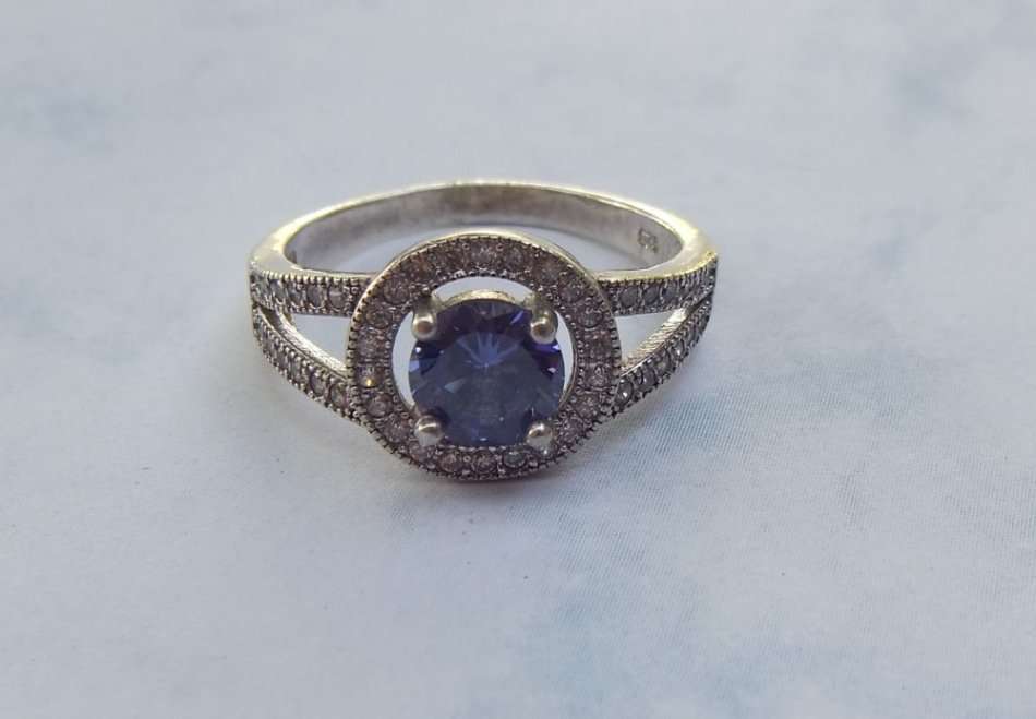 WOW !! A STUNNING SOLID STERLING SILVER RING SET WITH LOADS OF FACETED STONES AND BLUE CENTRE STONE