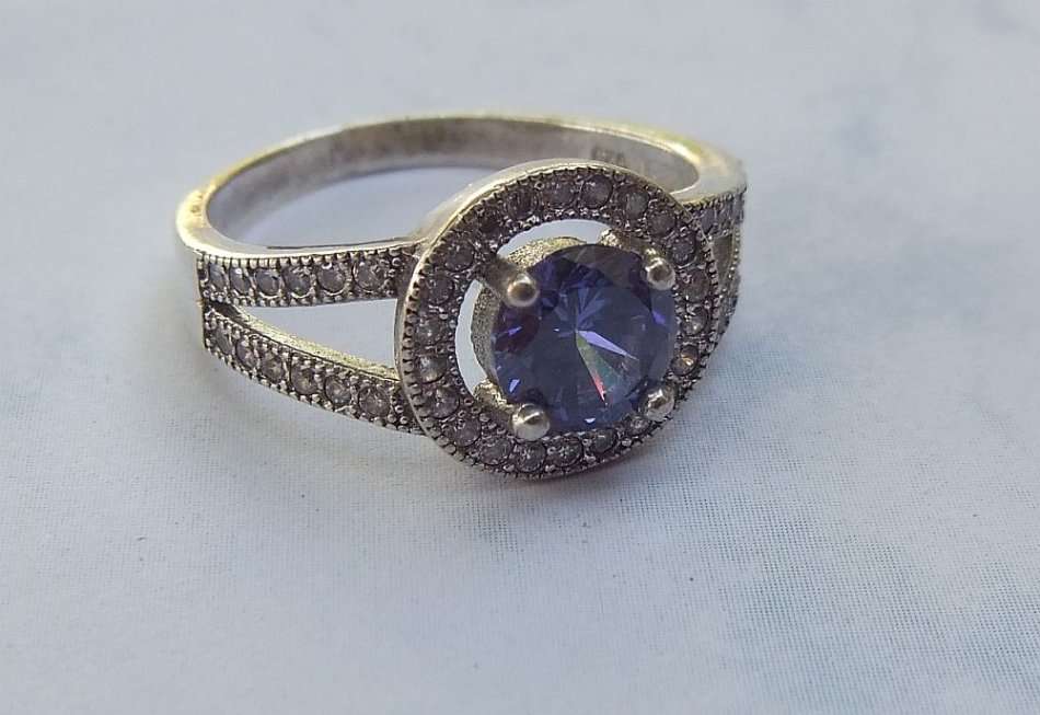 WOW !! A STUNNING SOLID STERLING SILVER RING SET WITH LOADS OF FACETED STONES AND BLUE CENTRE STONE