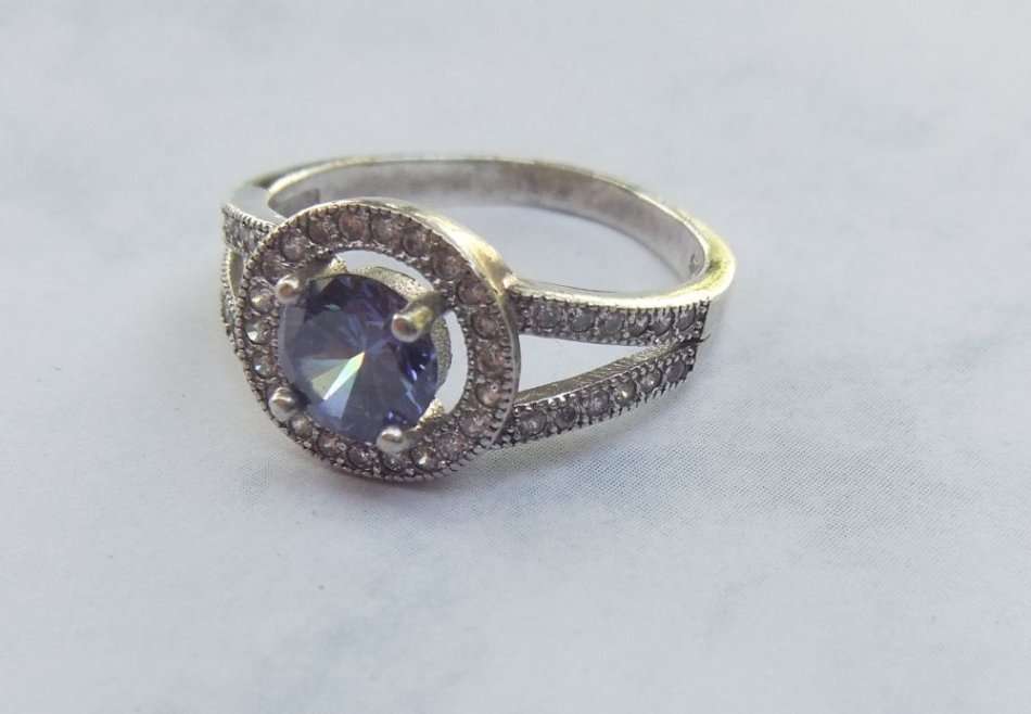 WOW !! A STUNNING SOLID STERLING SILVER RING SET WITH LOADS OF FACETED STONES AND BLUE CENTRE STONE