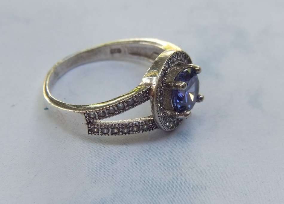 WOW !! A STUNNING SOLID STERLING SILVER RING SET WITH LOADS OF FACETED STONES AND BLUE CENTRE STONE