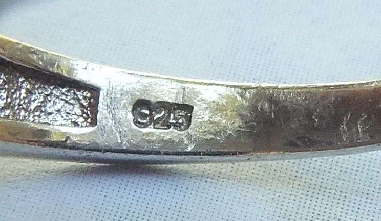 WOW !! A STUNNING SOLID STERLING SILVER RING SET WITH LOADS OF FACETED STONES AND BLUE CENTRE STONE