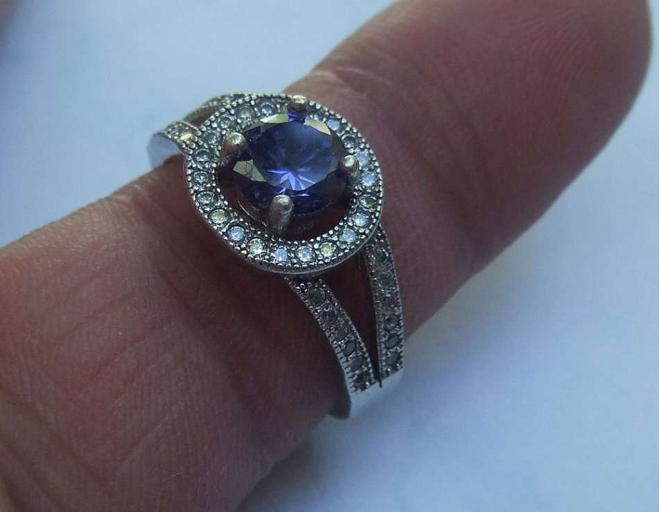 WOW !! A STUNNING SOLID STERLING SILVER RING SET WITH LOADS OF FACETED STONES AND BLUE CENTRE STONE