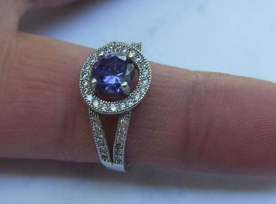 WOW !! A STUNNING SOLID STERLING SILVER RING SET WITH LOADS OF FACETED STONES AND BLUE CENTRE STONE