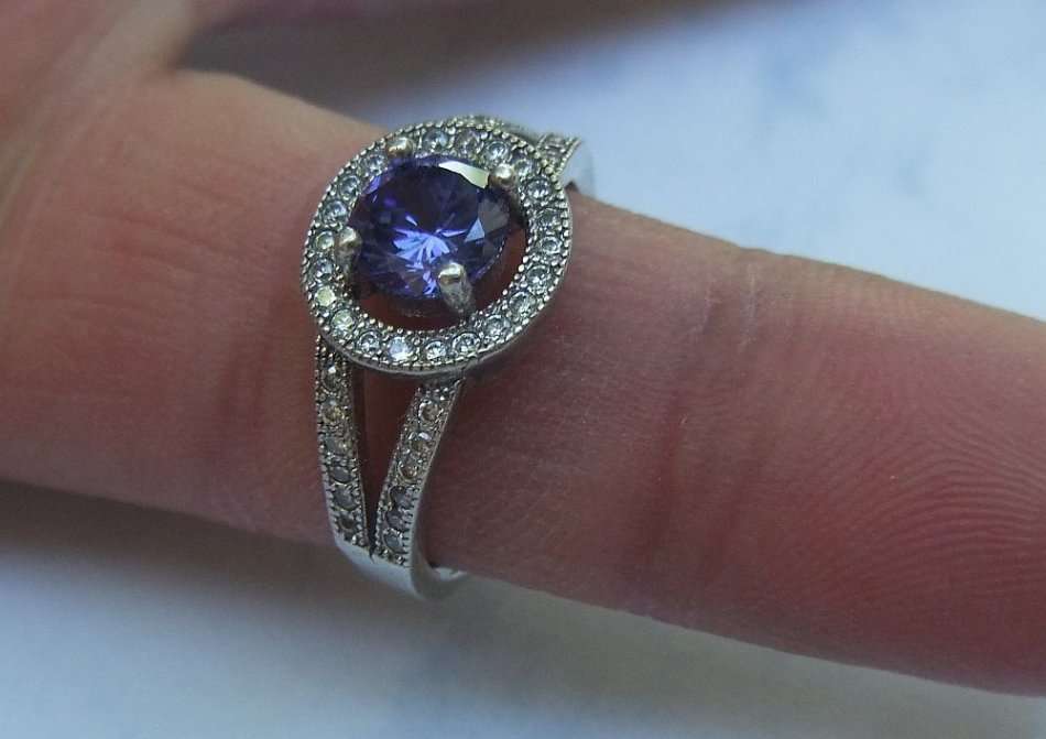 WOW !! A STUNNING SOLID STERLING SILVER RING SET WITH LOADS OF FACETED STONES AND BLUE CENTRE STONE