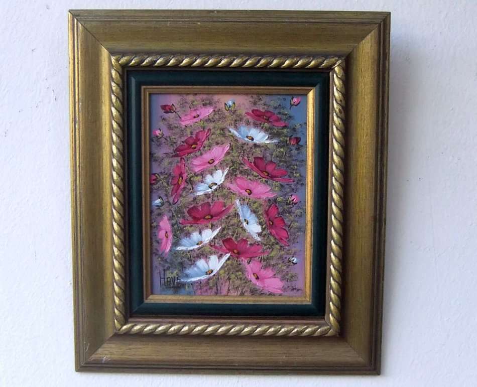 A DELIGHTFUL ORIGINAL SIGNED OIL ON BOARD PAINTING OF A FLORAL ARRANGEMENT IN A LOVELY FRAME !! WOW