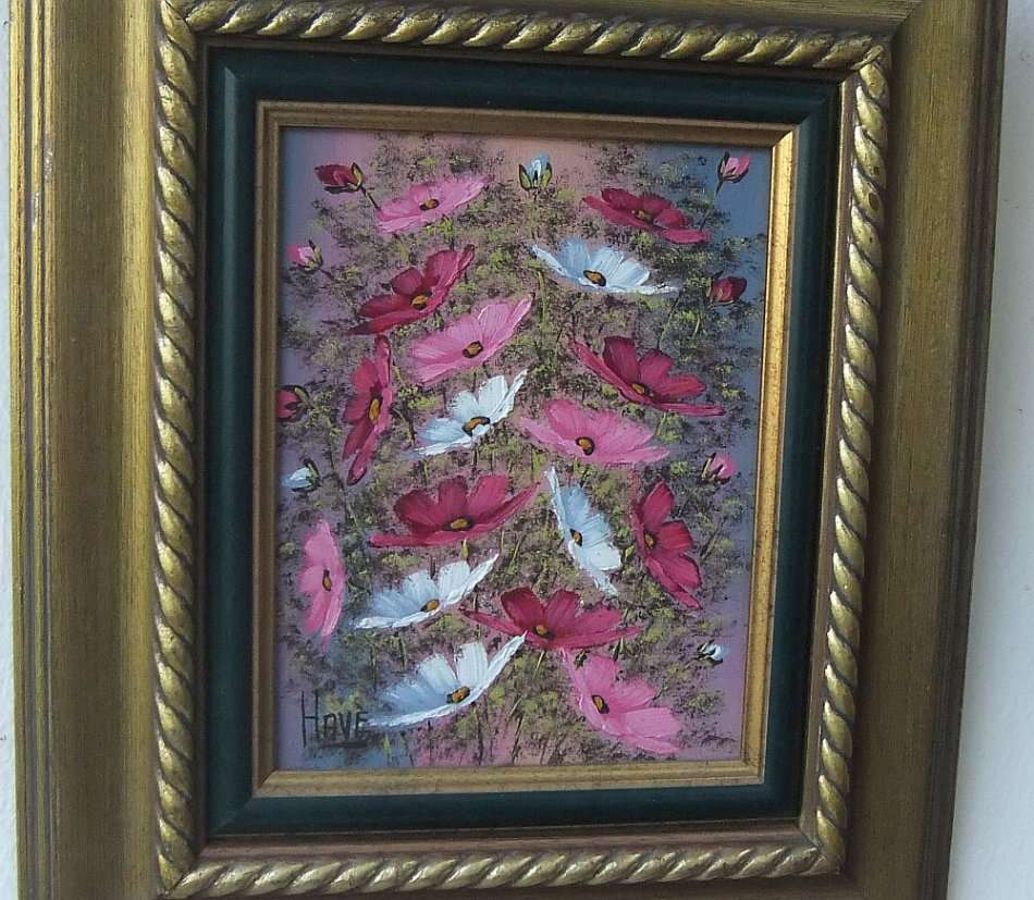 A DELIGHTFUL ORIGINAL SIGNED OIL ON BOARD PAINTING OF A FLORAL ARRANGEMENT IN A LOVELY FRAME !! WOW
