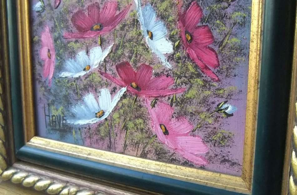 A DELIGHTFUL ORIGINAL SIGNED OIL ON BOARD PAINTING OF A FLORAL ARRANGEMENT IN A LOVELY FRAME !! WOW
