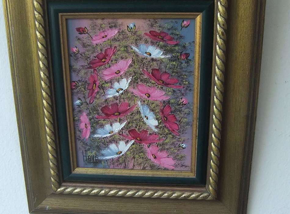A DELIGHTFUL ORIGINAL SIGNED OIL ON BOARD PAINTING OF A FLORAL ARRANGEMENT IN A LOVELY FRAME !! WOW