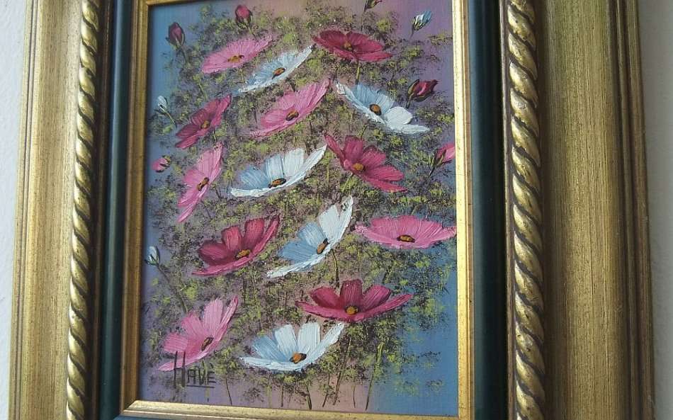WOW !! A BEAUTIFULLY FRAMED SIGNED ORIGINAL OIL ON BOARD PAINTING OF A FLORAL ARRANGEMENT !! LOVELY