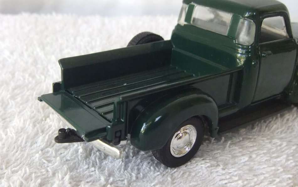 1990`s DIE CAST METAL !! CHEVROLET C3100 PICKUP NEVER PLAYED WITH !! FREE COMBINING !!
