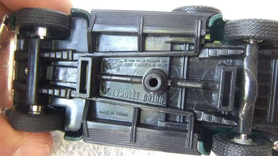 1990`s DIE CAST METAL !! CHEVROLET C3100 PICKUP NEVER PLAYED WITH !! FREE COMBINING !!