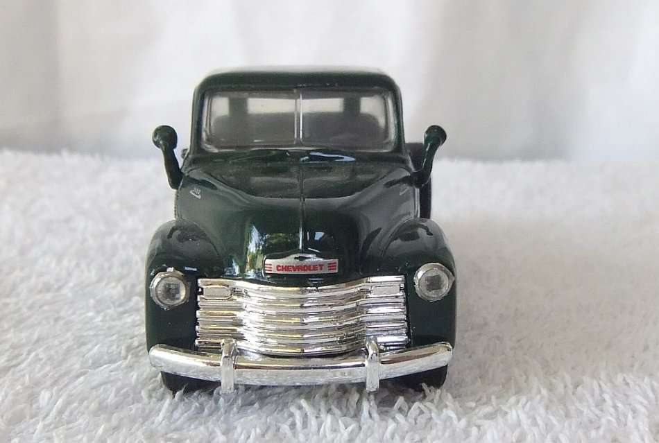 1990`s DIE CAST METAL !! CHEVROLET C3100 PICKUP NEVER PLAYED WITH !! FREE COMBINING !!