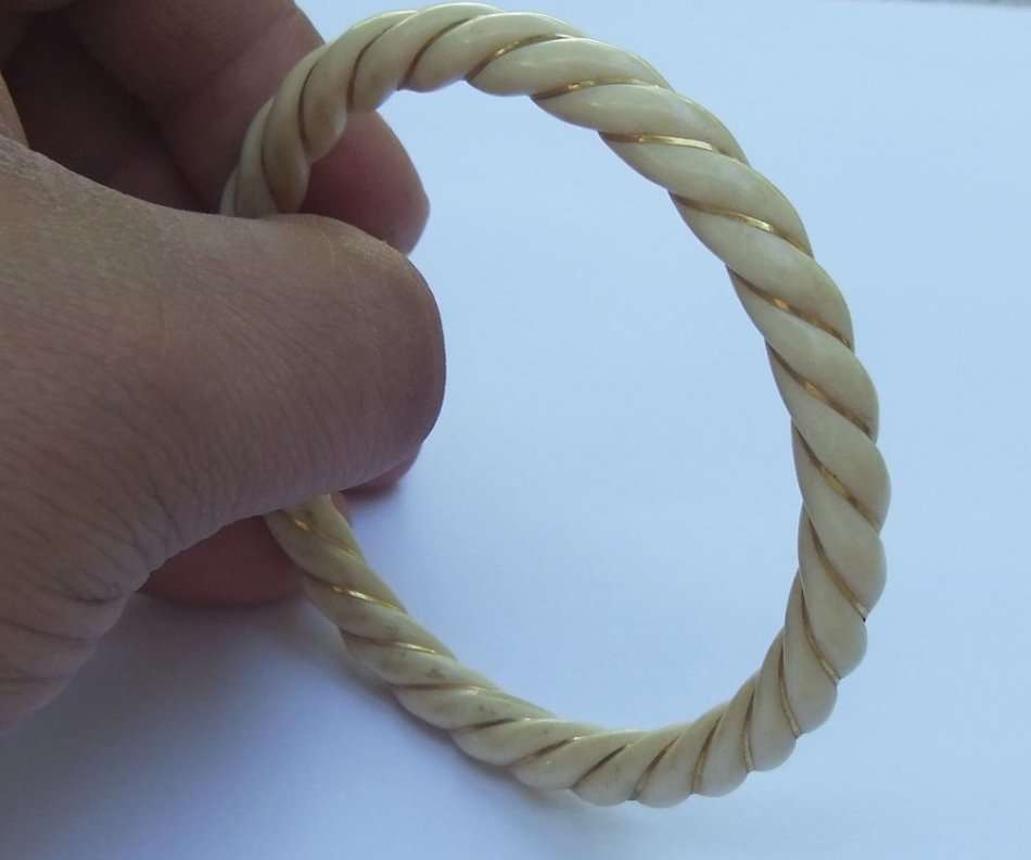 AN EXQUISITE VINTAGE DESIGNER STAMPED CARVED BONE BANGLE WRAPPED IN 14 CT GOLD !! LOOK AND READ !!