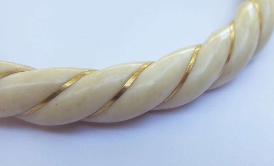 AN EXQUISITE VINTAGE DESIGNER STAMPED CARVED BONE BANGLE WRAPPED IN 14 CT GOLD !! LOOK AND READ !!