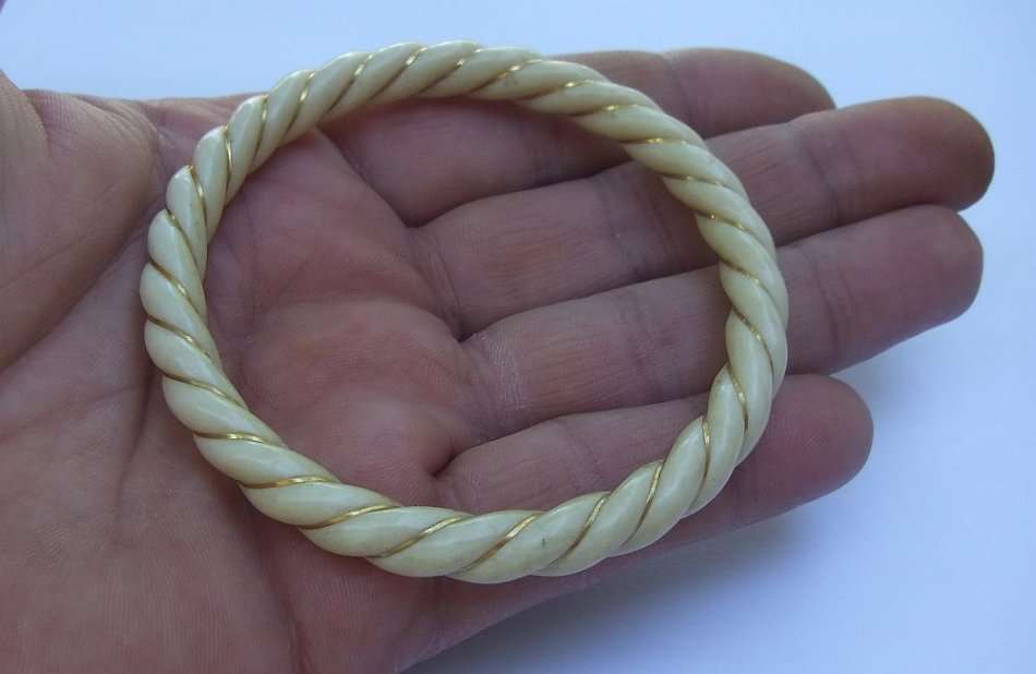 AN EXQUISITE VINTAGE DESIGNER STAMPED CARVED BONE BANGLE WRAPPED IN 14 CT GOLD !! LOOK AND READ !!