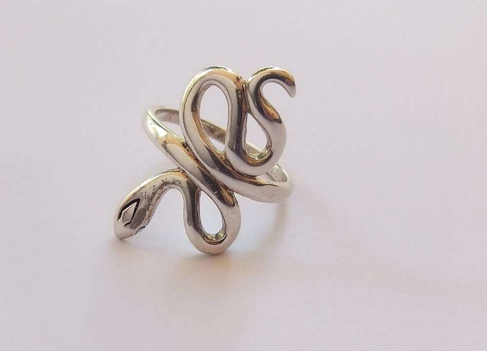 A SSSSTUNNING VINTAGE STYLE SOLID STERLING SILVER SNAKE FORM RING IN EXCELLENT CONDITION !! COOL !!