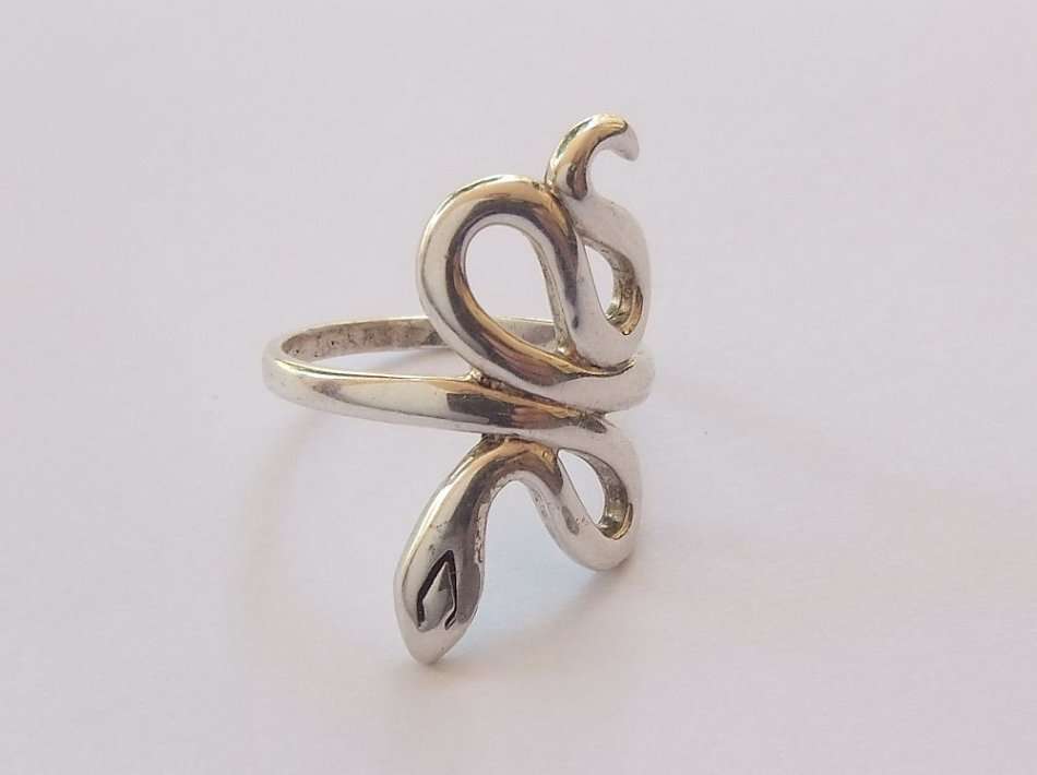 A SSSSTUNNING VINTAGE STYLE SOLID STERLING SILVER SNAKE FORM RING IN EXCELLENT CONDITION !! COOL !!