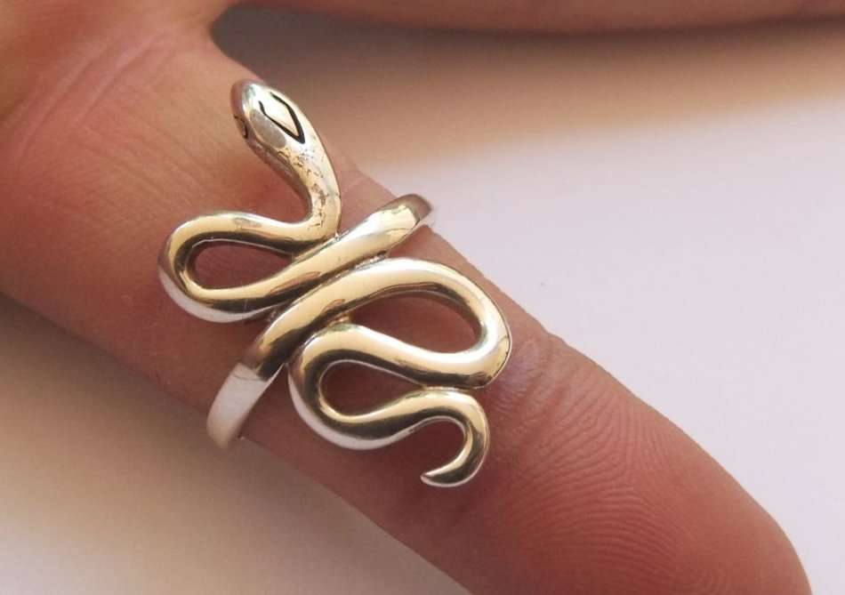 A SSSSTUNNING VINTAGE STYLE SOLID STERLING SILVER SNAKE FORM RING IN EXCELLENT CONDITION !! COOL !!