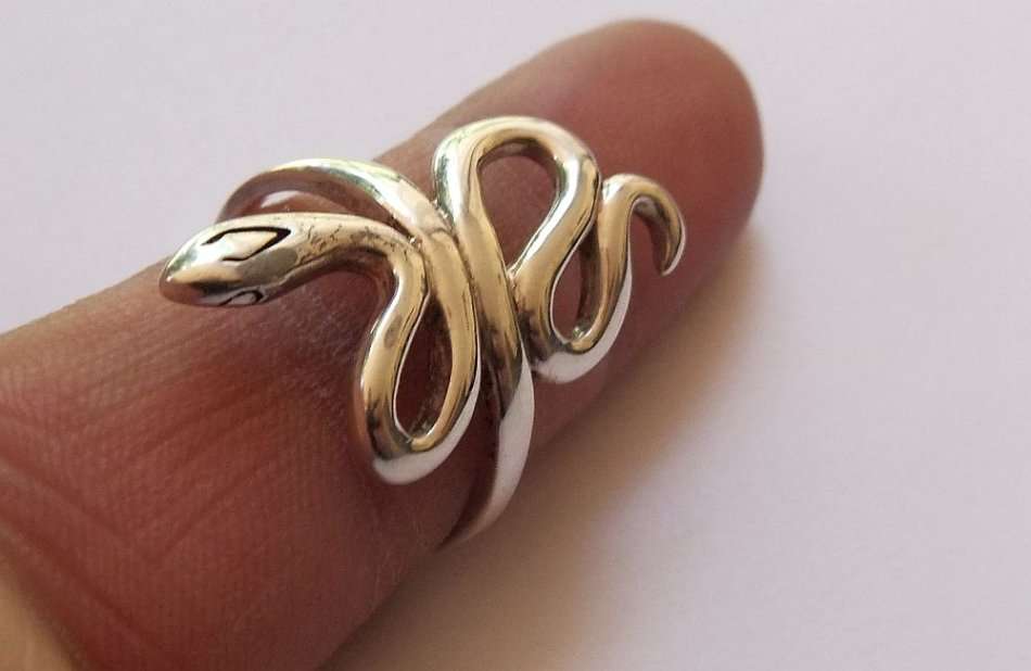 A SSSSTUNNING VINTAGE STYLE SOLID STERLING SILVER SNAKE FORM RING IN EXCELLENT CONDITION !! COOL !!