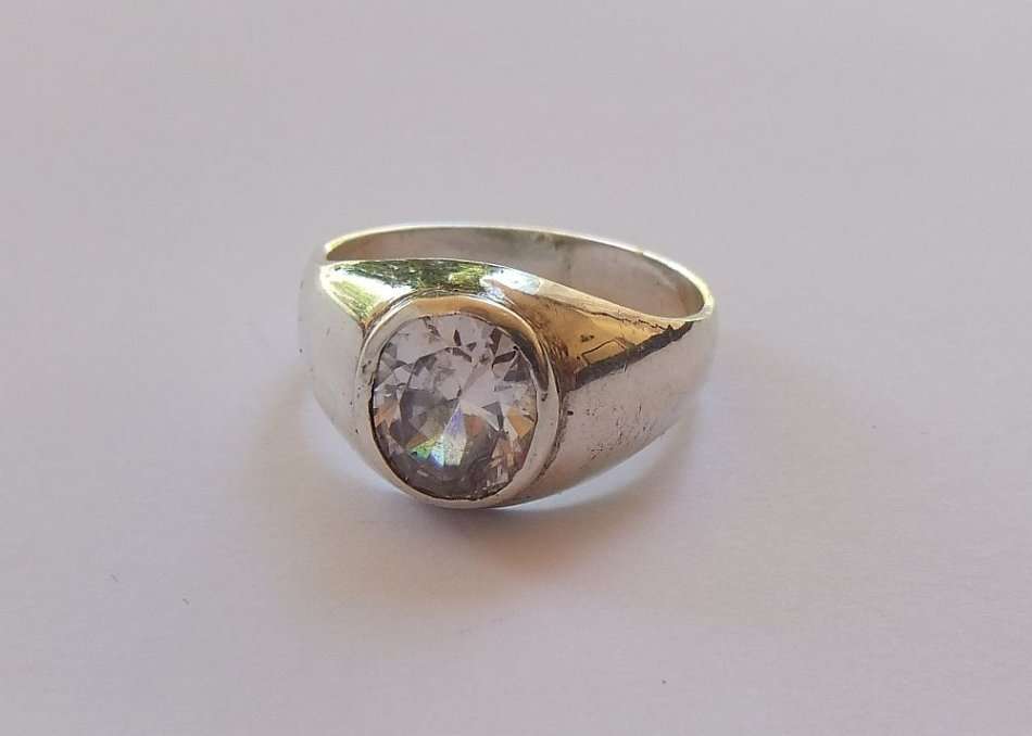 SUPERIOR QUALITY !! AN OUTSTANDING SOLID STERLING SILVER RING SET WITH A LARGE FACETED STONE !! WOW