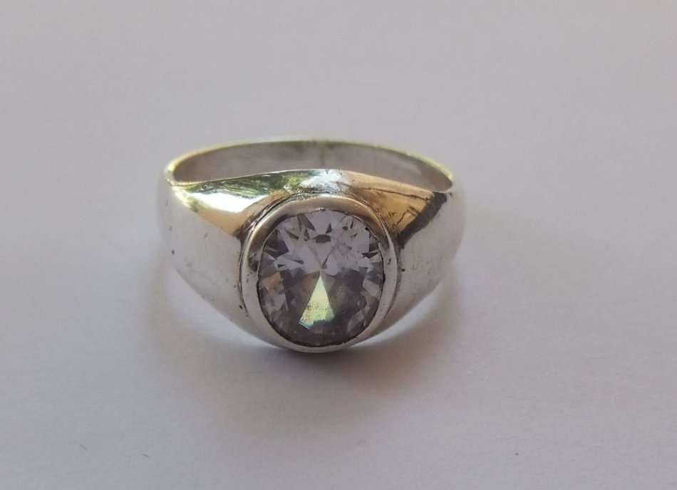 SUPERIOR QUALITY !! AN OUTSTANDING SOLID STERLING SILVER RING SET WITH A LARGE FACETED STONE !! WOW