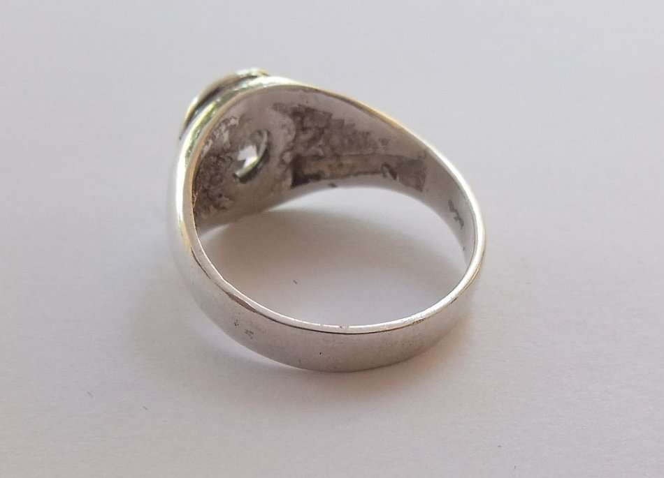 SUPERIOR QUALITY !! AN OUTSTANDING SOLID STERLING SILVER RING SET WITH A LARGE FACETED STONE !! WOW