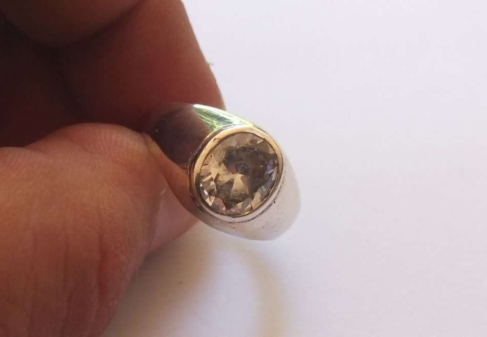 SUPERIOR QUALITY !! AN OUTSTANDING SOLID STERLING SILVER RING SET WITH A LARGE FACETED STONE !! WOW