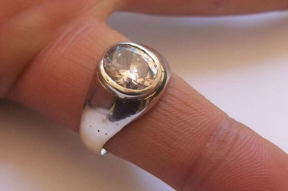 SUPERIOR QUALITY !! AN OUTSTANDING SOLID STERLING SILVER RING SET WITH A LARGE FACETED STONE !! WOW