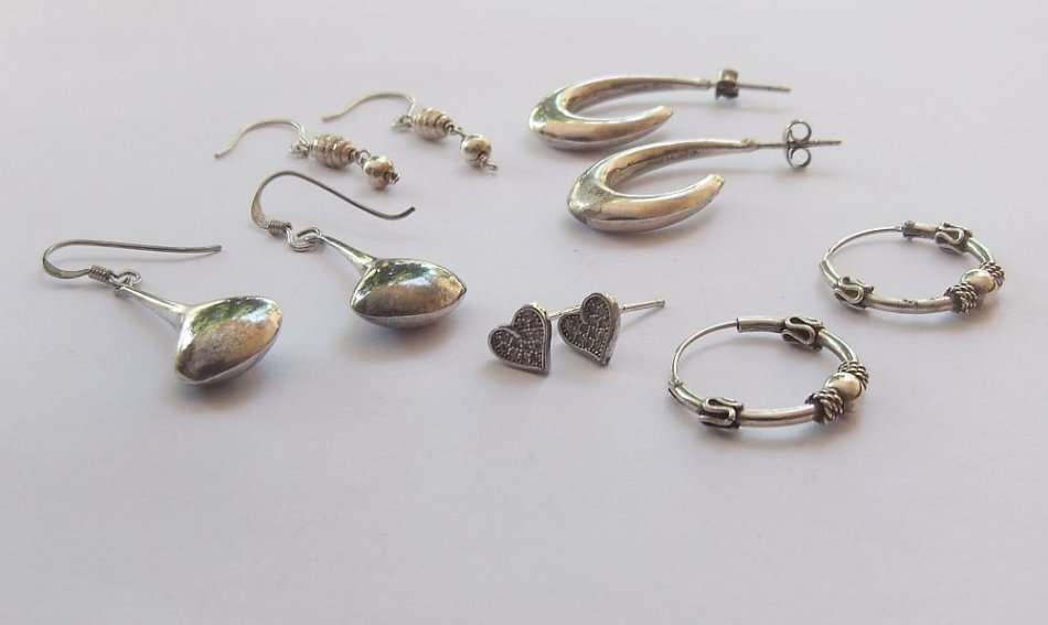 BEDERF JOUSELF !! VYF PARE STERLING SILWER OORBELLE !! BIE VIR ALMAL ...GOEIE WAARDE !! PRAGTIG !!