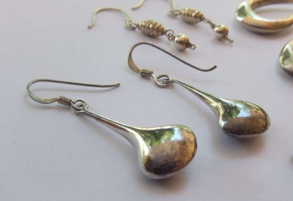 BEDERF JOUSELF !! VYF PARE STERLING SILWER OORBELLE !! BIE VIR ALMAL ...GOEIE WAARDE !! PRAGTIG !!