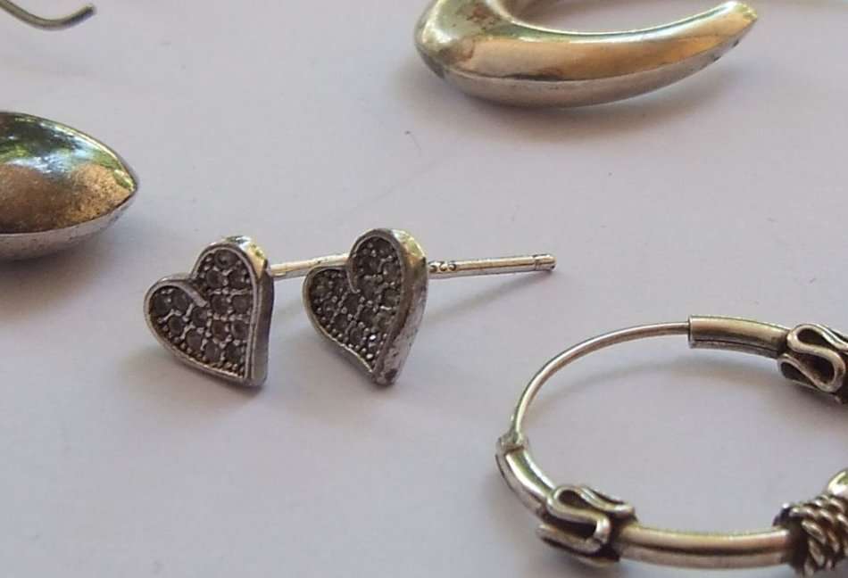 BEDERF JOUSELF !! VYF PARE STERLING SILWER OORBELLE !! BIE VIR ALMAL ...GOEIE WAARDE !! PRAGTIG !!