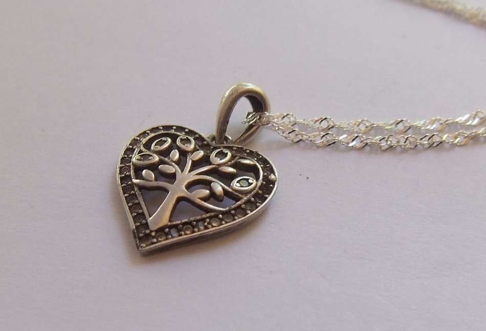 A CHARMING STERLING SILVER TREE OF LIFE IN A HEART PENDANT WITH A STERLING SILVER NECKLACE !! SWEET