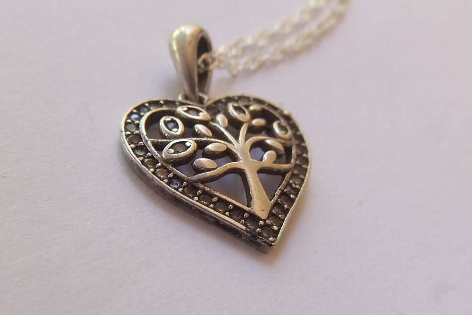 A CHARMING STERLING SILVER TREE OF LIFE IN A HEART PENDANT WITH A STERLING SILVER NECKLACE !! SWEET