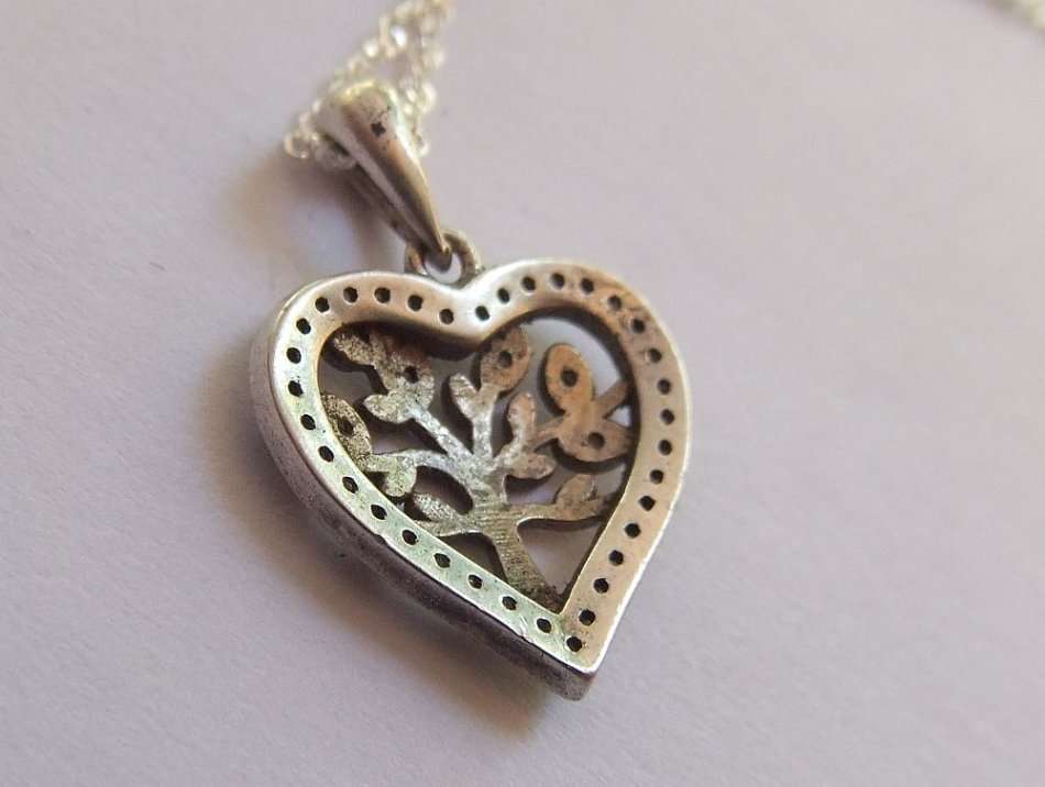 A CHARMING STERLING SILVER TREE OF LIFE IN A HEART PENDANT WITH A STERLING SILVER NECKLACE !! SWEET