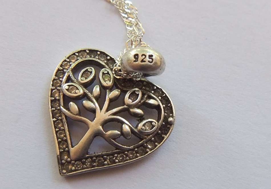 A CHARMING STERLING SILVER TREE OF LIFE IN A HEART PENDANT WITH A STERLING SILVER NECKLACE !! SWEET