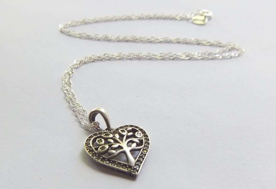 A CHARMING STERLING SILVER TREE OF LIFE IN A HEART PENDANT WITH A STERLING SILVER NECKLACE !! SWEET