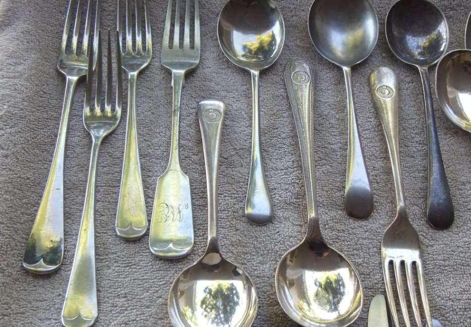 A COLLECTION OF 68 VARIOUS VINTAGE / ANTIQUE PIECES OF CUTLERY !! SOME HISTORICAL PIECES !! LOOK !!