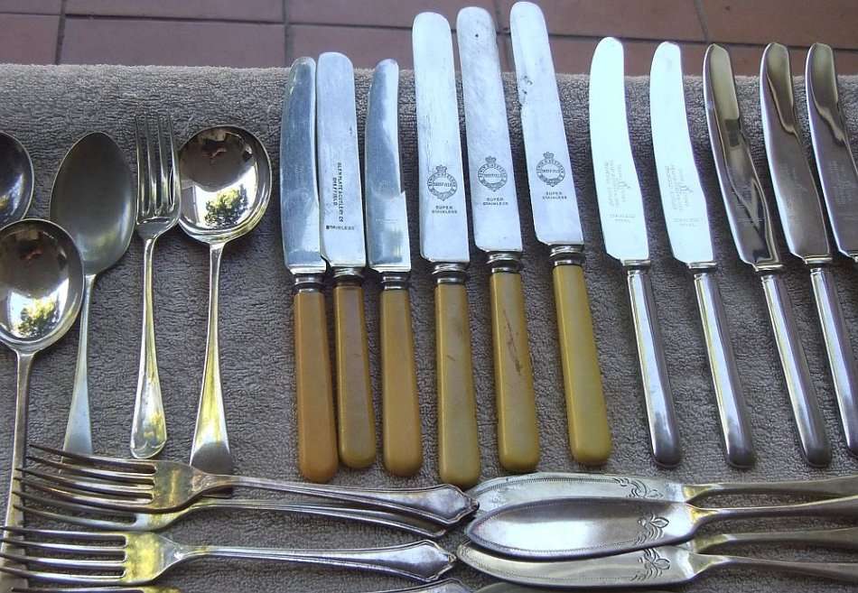 A COLLECTION OF 68 VARIOUS VINTAGE / ANTIQUE PIECES OF CUTLERY !! SOME HISTORICAL PIECES !! LOOK !!