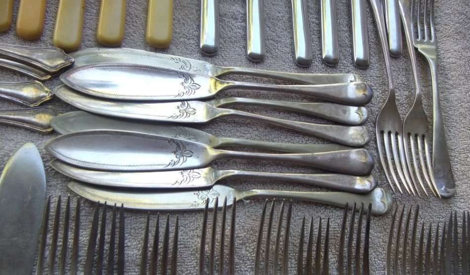 A COLLECTION OF 68 VARIOUS VINTAGE / ANTIQUE PIECES OF CUTLERY !! SOME HISTORICAL PIECES !! LOOK !!