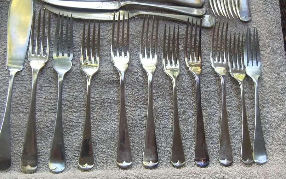 A COLLECTION OF 68 VARIOUS VINTAGE / ANTIQUE PIECES OF CUTLERY !! SOME HISTORICAL PIECES !! LOOK !!