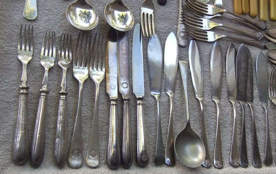 A COLLECTION OF 68 VARIOUS VINTAGE / ANTIQUE PIECES OF CUTLERY !! SOME HISTORICAL PIECES !! LOOK !!