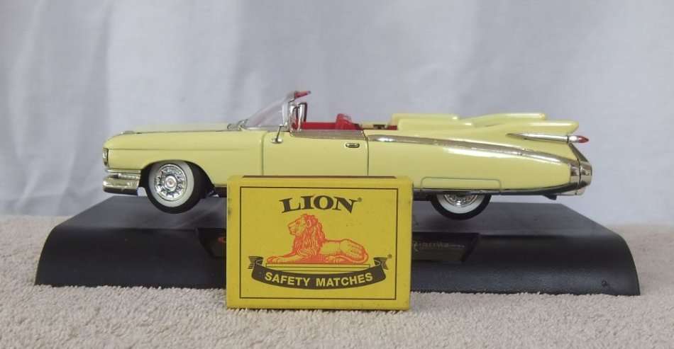 A BEAUTIFULLY DETAILED DIE CAST METAL MODEL OF THE 1959 CADILLAC ELDORADO BIARRITZ ON STAND !! WOW !