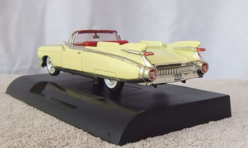 A BEAUTIFULLY DETAILED DIE CAST METAL MODEL OF THE 1959 CADILLAC ELDORADO BIARRITZ ON STAND !! WOW !