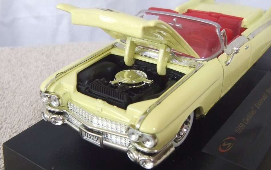 A BEAUTIFULLY DETAILED DIE CAST METAL MODEL OF THE 1959 CADILLAC ELDORADO BIARRITZ ON STAND !! WOW !