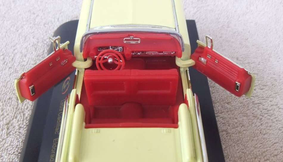 A BEAUTIFULLY DETAILED DIE CAST METAL MODEL OF THE 1959 CADILLAC ELDORADO BIARRITZ ON STAND !! WOW !