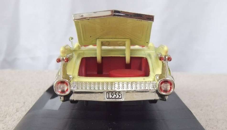 A BEAUTIFULLY DETAILED DIE CAST METAL MODEL OF THE 1959 CADILLAC ELDORADO BIARRITZ ON STAND !! WOW !