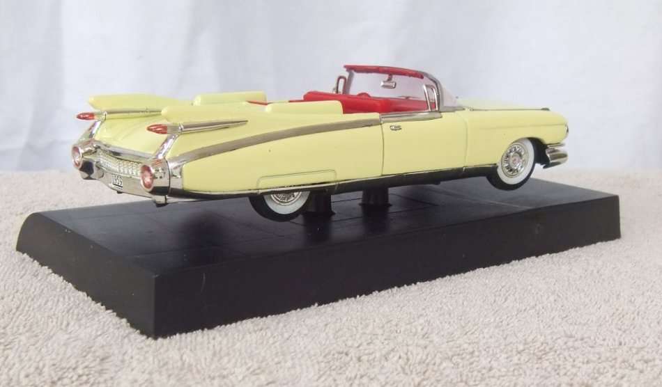 A BEAUTIFULLY DETAILED DIE CAST METAL MODEL OF THE 1959 CADILLAC ELDORADO BIARRITZ ON STAND !! WOW !